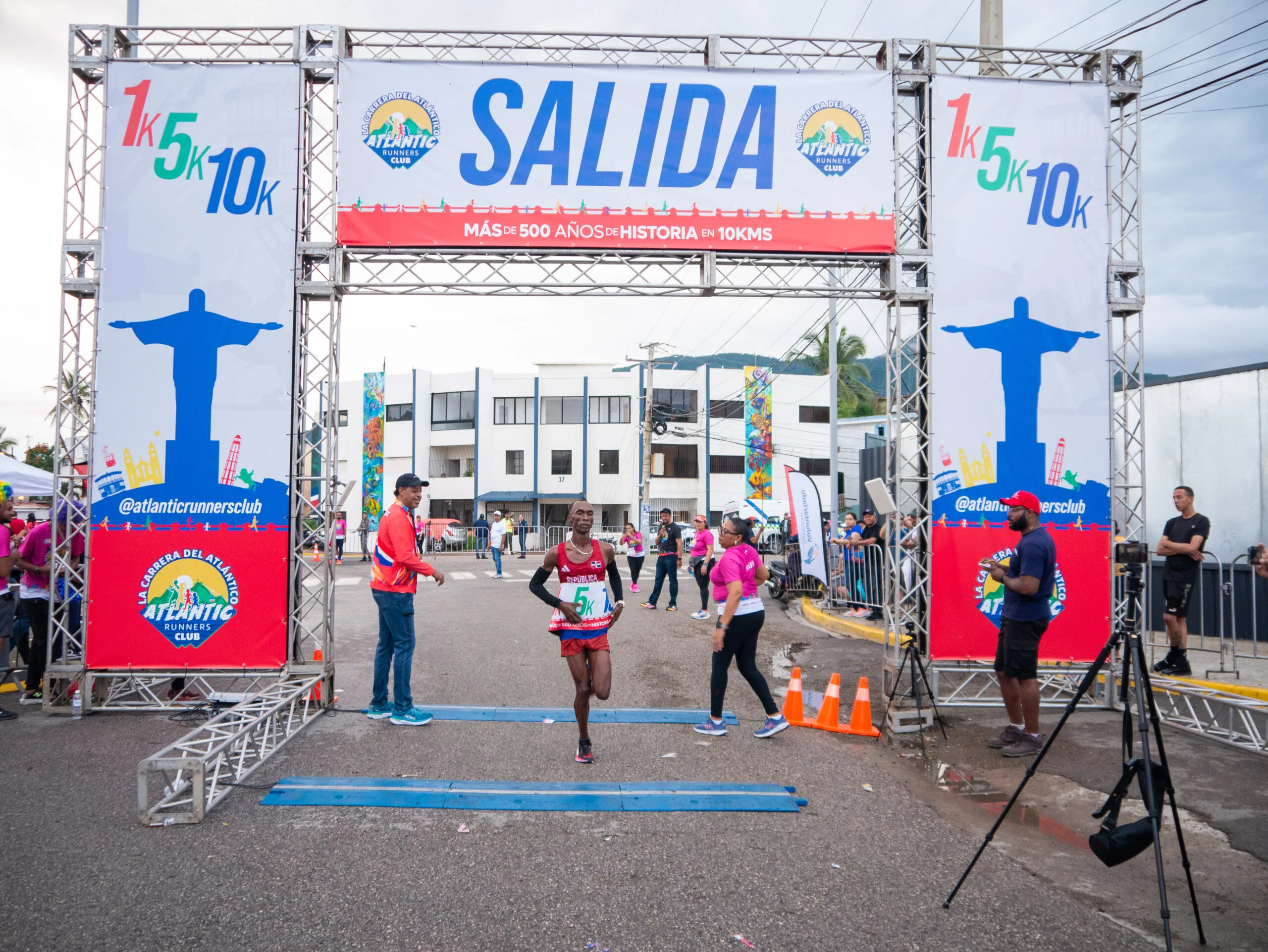 Arco de salida y meta de La Carrera del Atlántico, con las distancias 1K, 5K y 10K