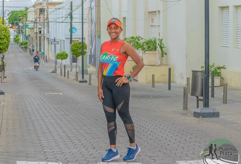 Corredora del club con la camiseta de Atlantic Runners en una calle del centro histórico