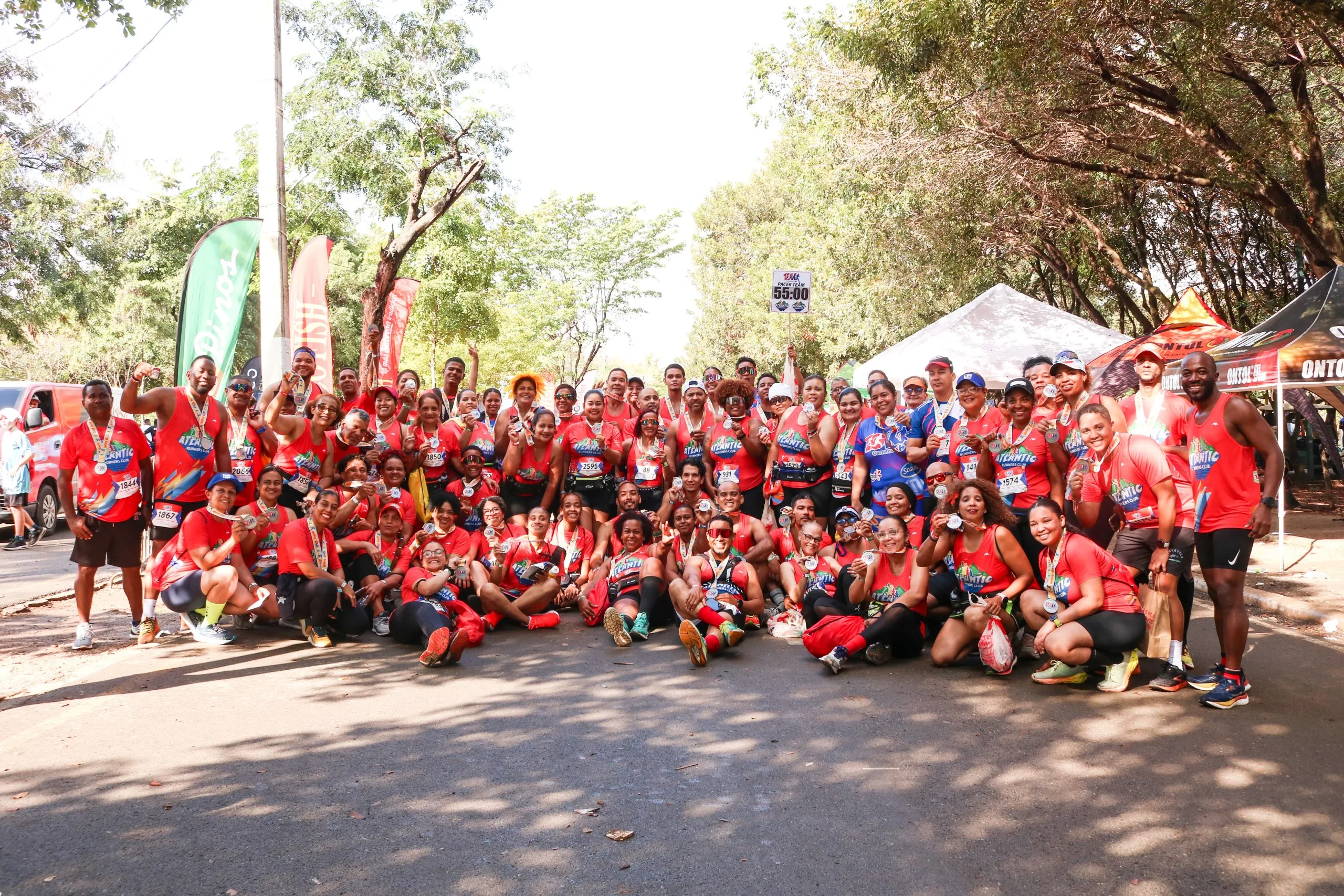 Foto de grupo de Atlantic Runners Club con la camiseta roja del club