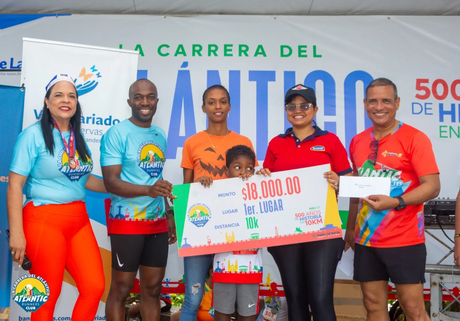 Entrega del premio al primer lugar de los 10K en La Carrera del Atlántico